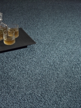 Preview: Lano Living Colours 3 Lounge Teppichboden Preview: Lano Living Colours 3 Lounge Stahlblau 781 Teppichboden Raumbild